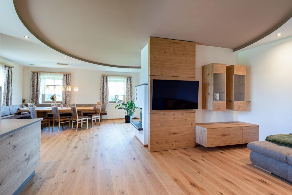 Wohnraum mit Esszimmer und Küche wie einer Couch individuell gefertigt